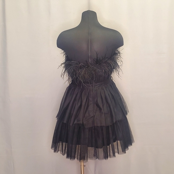 City Nation Black Party Mini Dress Features Feathers Sweetheart Neckline Size 12 - Picture 4 of 7